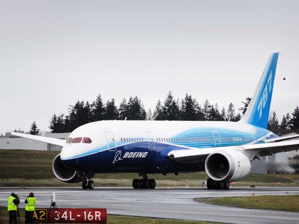 Dòng máy bay Boeing 787-8 bay lần đầu tiên vào năm 2009. Tuy nhiên, không giống với phiên bản chở khách thương mại, phiên bản cải tiến Boeing 787 BBJ chuyên chở ít hành khách hơn nhưng lại vô cùng tiện nghi, hoành tráng.